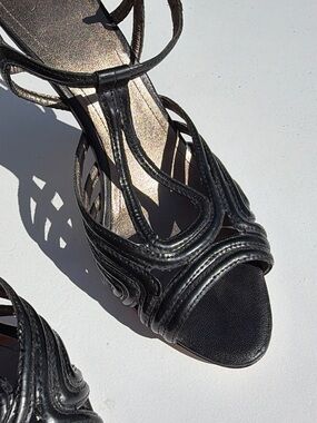 Joan & David Black Strappy T‑Strap High Heels